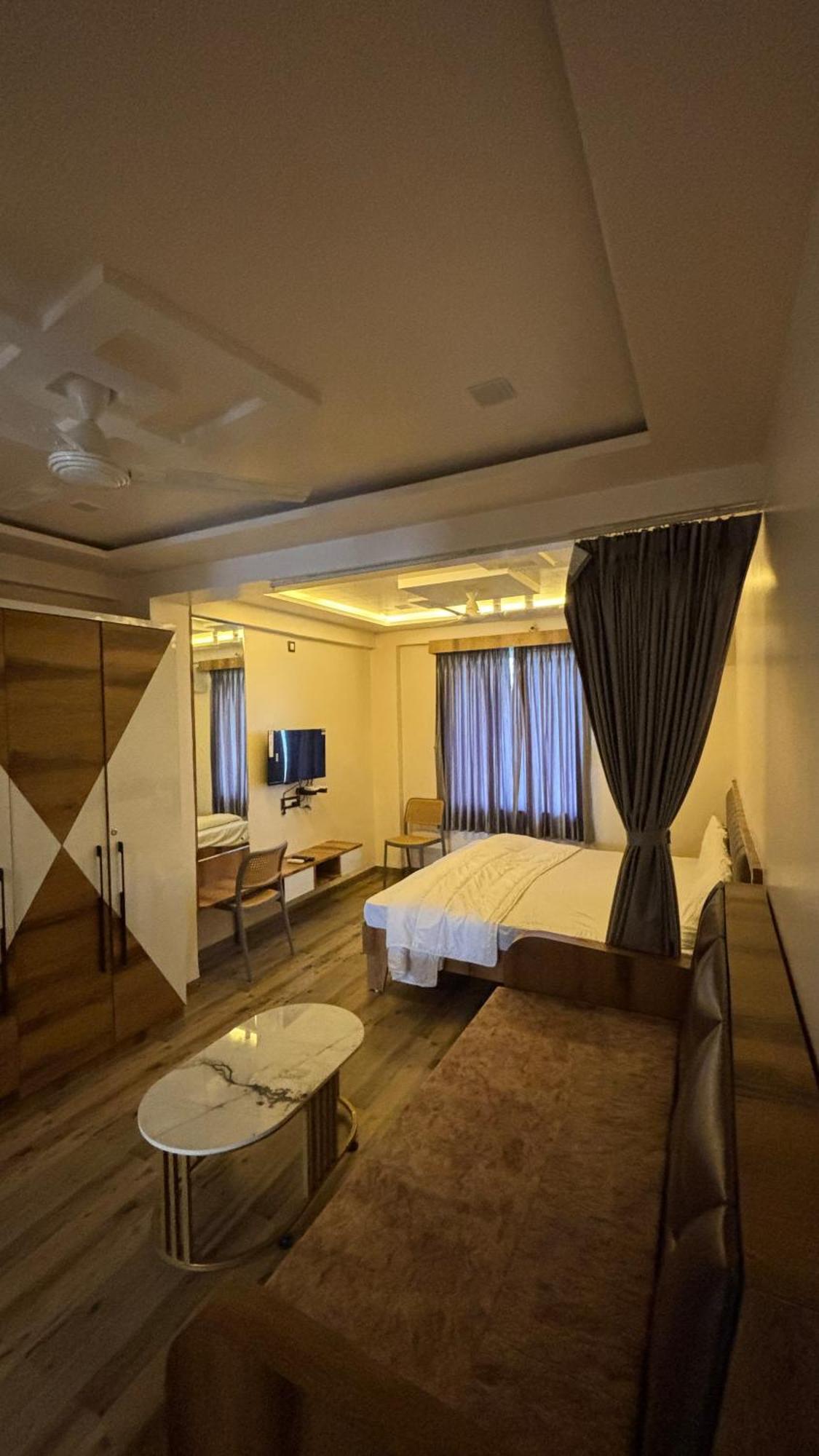 Royal Pure Veg Restaurant And Lodging Otel Ambegaon Dış mekan fotoğraf